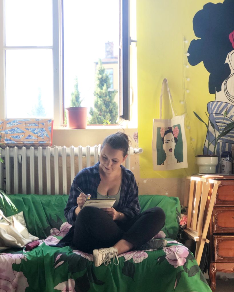Laetitia, fondatrice de l'agence artistique Mona Craft dans l'atelier de la peintre Florina Aledo